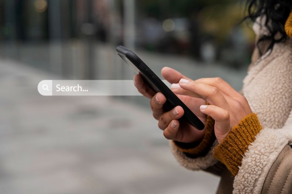 SEO mistakes illustration showing poor mobile optimization affecting rankings.
